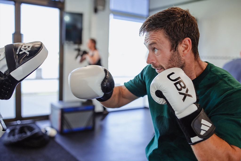 People boxing
